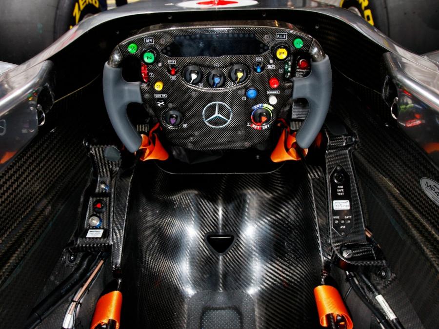  McLaren Mercedes-Benz MP4-26 2011 года  (фото 15 из 17)